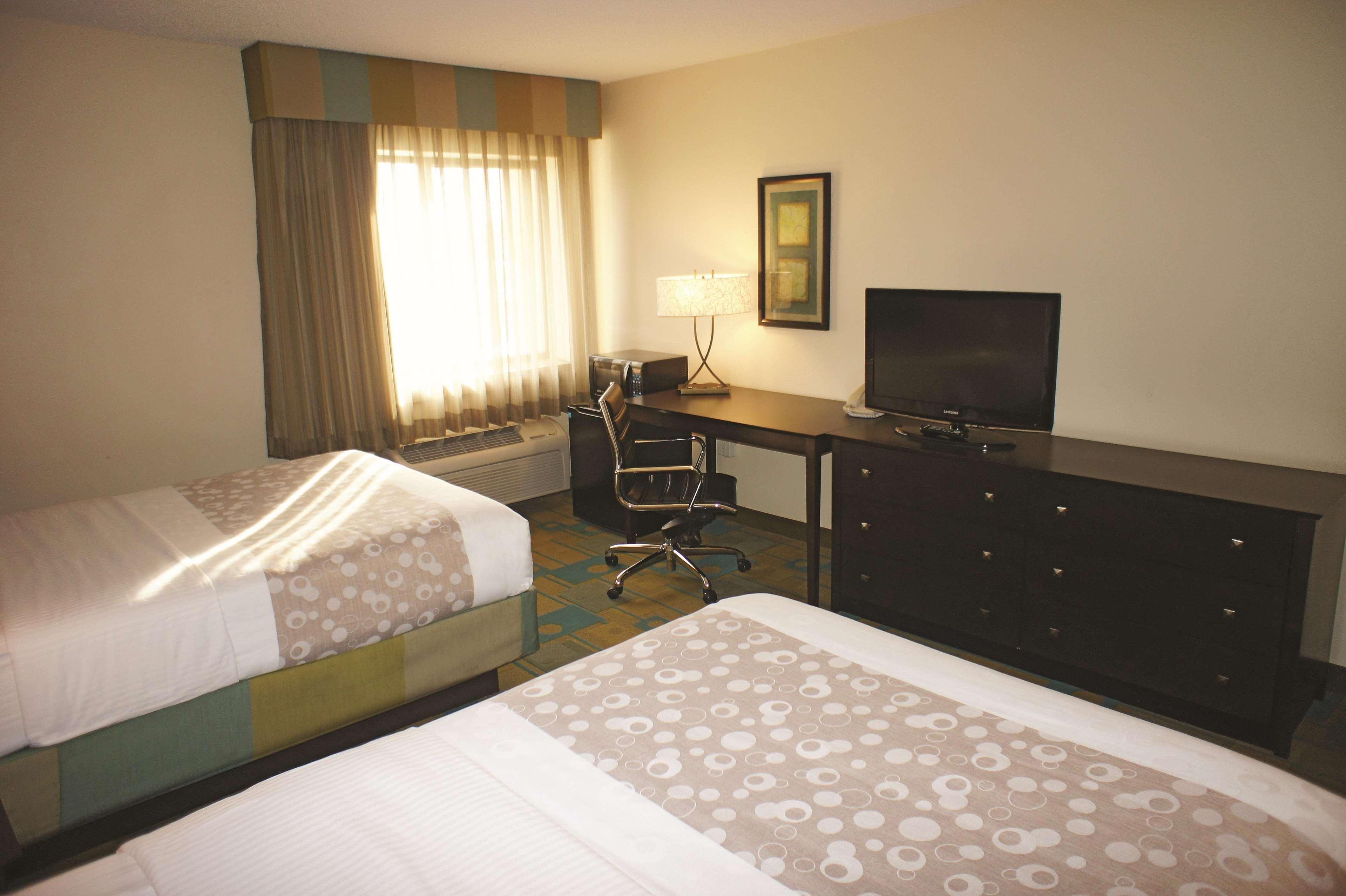 La Quinta By Wyndham Plattsburgh Hotel Bagian luar foto