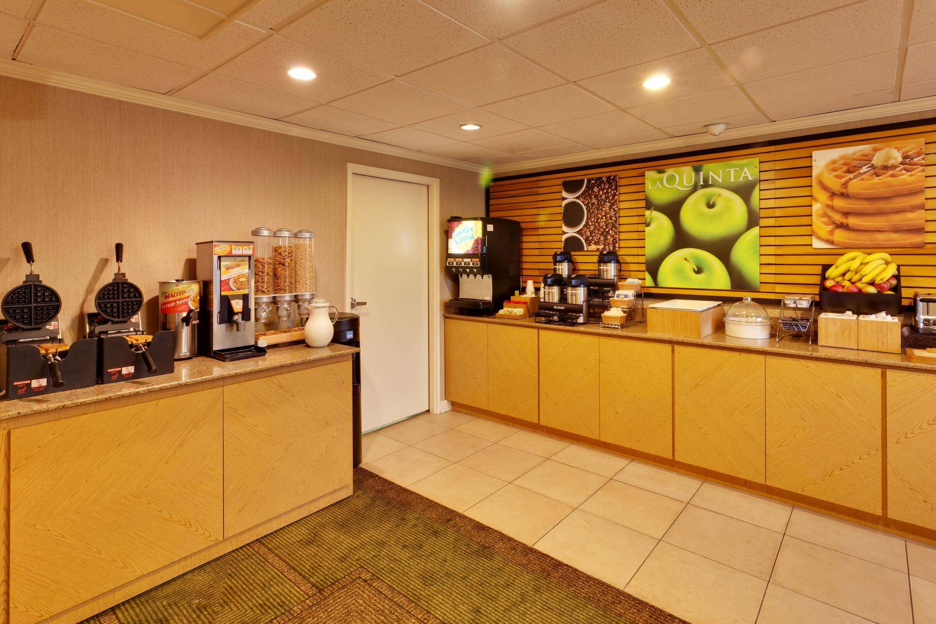 La Quinta By Wyndham Plattsburgh Hotel Bagian luar foto