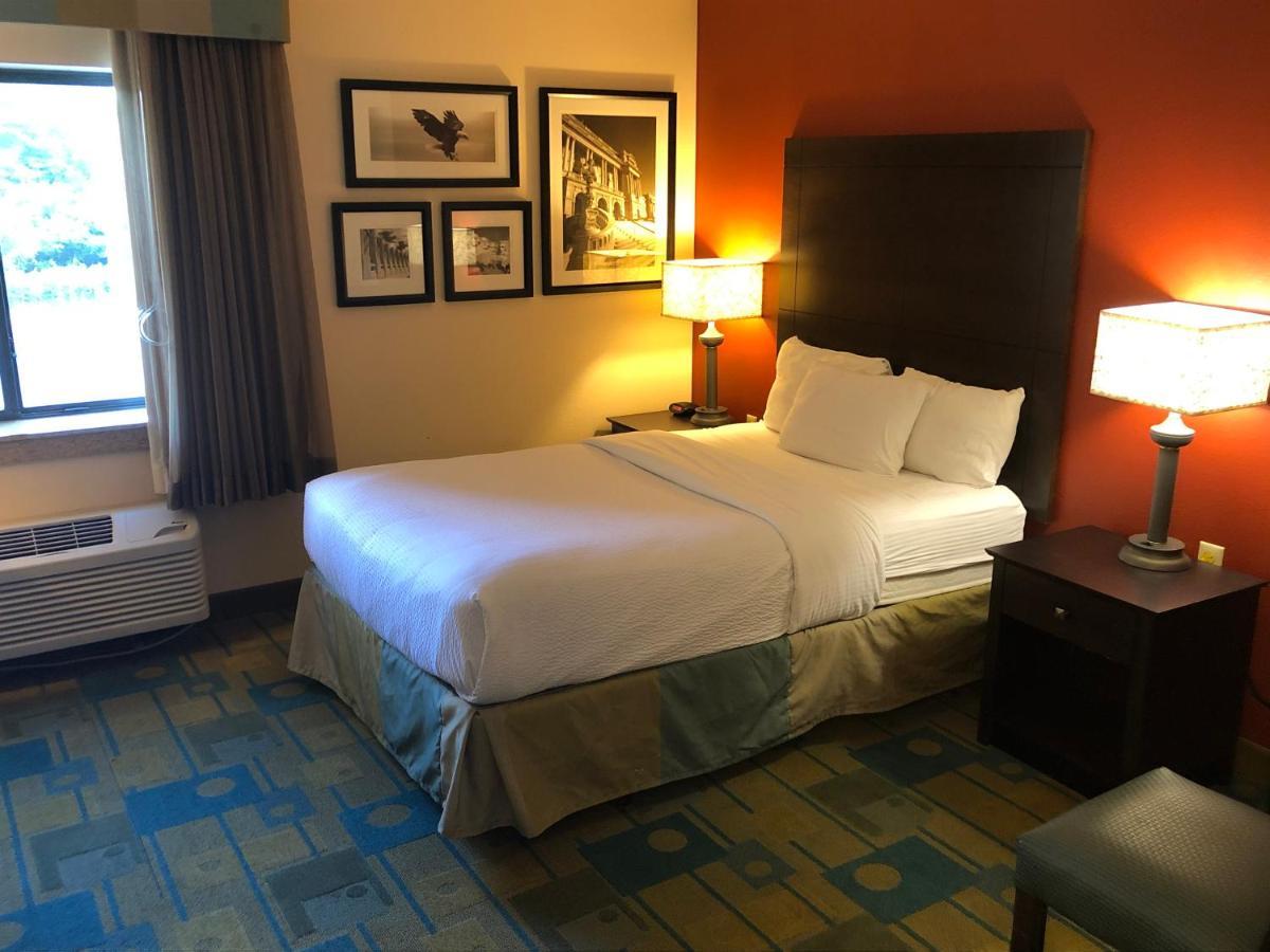 La Quinta By Wyndham Plattsburgh Hotel Bagian luar foto