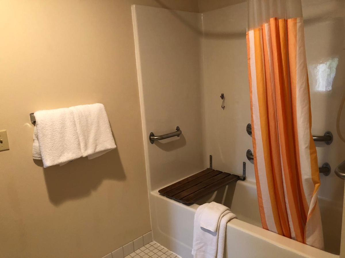 La Quinta By Wyndham Plattsburgh Hotel Bagian luar foto